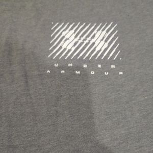 dark gray heathered under armour tshirt